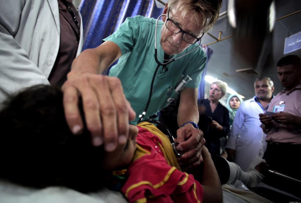 Mads Gilbert behandler et skadd barn på Shifa-sykehuset i Gaza i juli 2014.