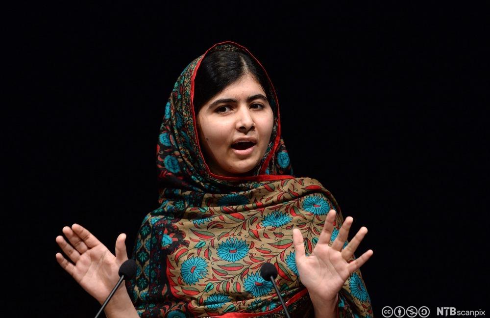 Fredsprisvinner Malala Yousafzai på talerstolen. Foto.