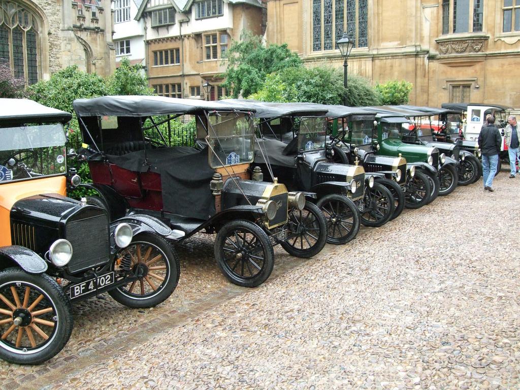 A collection of T-Ford cars. Photo.