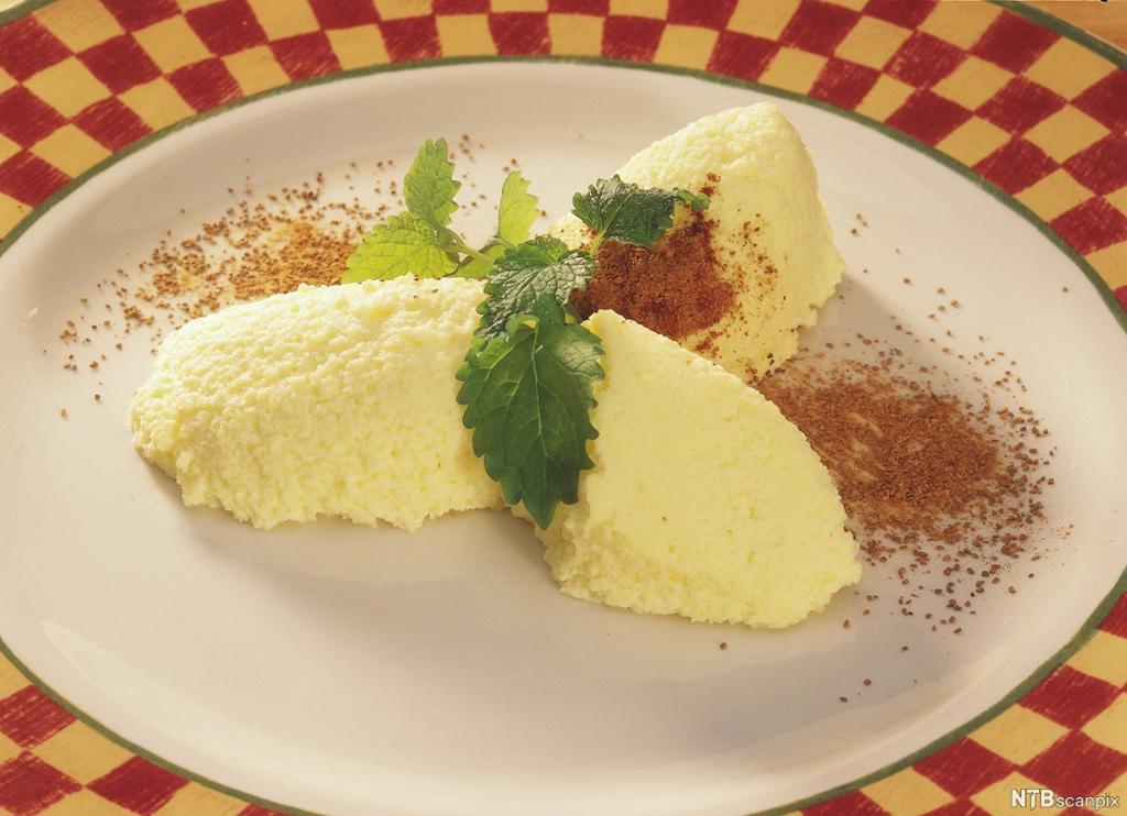 Nærbilde av en desserttallerken med eggost. Foto.