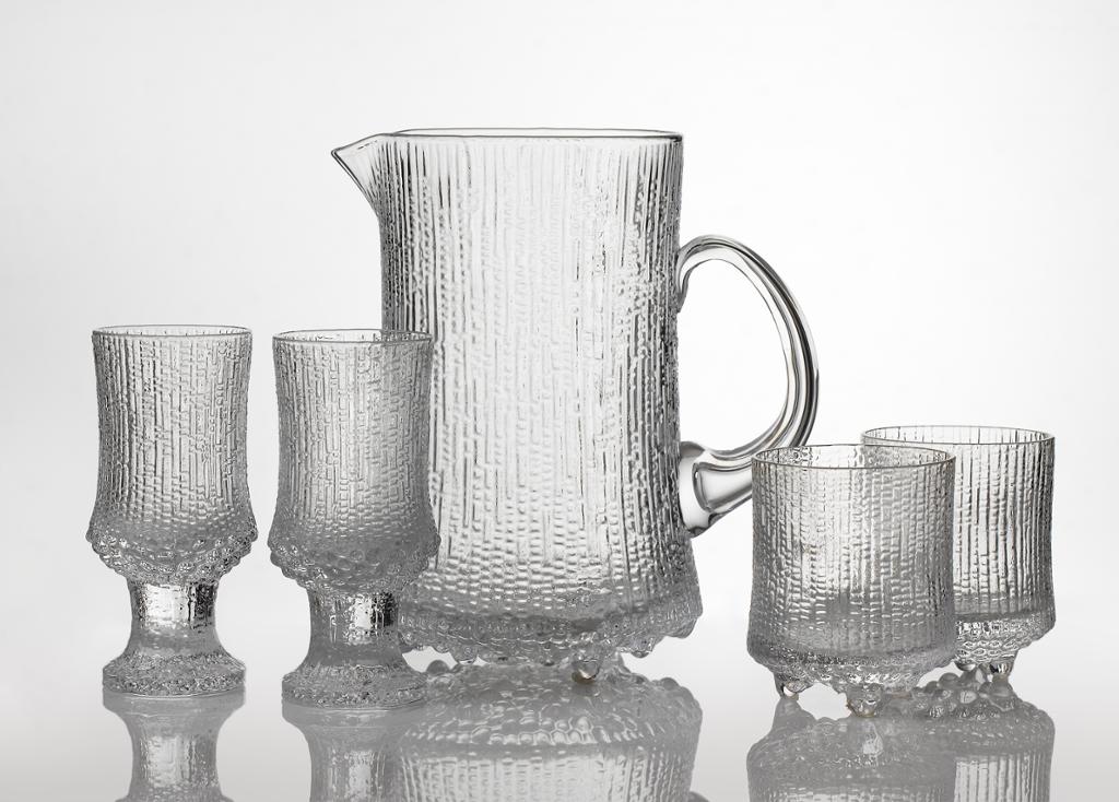 Mugge og fire vinglass i presset glass. Foto.