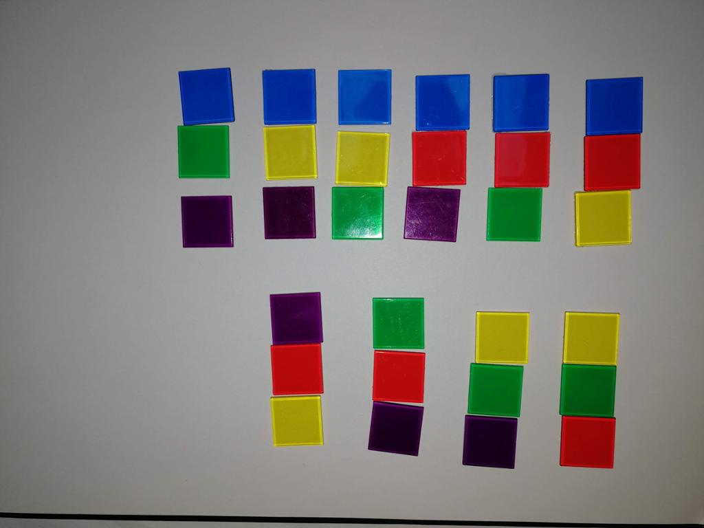 Det er ti grupper med tre teljebrikker i kvar. Ingen av gruppene har nokon like kombinasjonar. Gruppene har fargane blå, gul, raud, grøn og lilla. Foto.