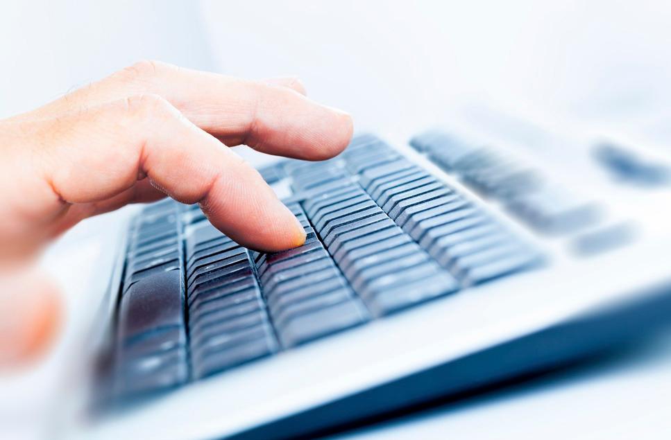 Nærbilete av hand som skriv på tastatur. Foto.