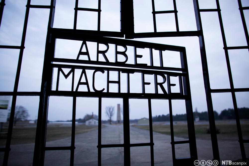 Arbeit mach frei, arbeid gir frihet, skrevet inn i porten ved inngangen til konsentrasjonsleiren Sachsenhausen. Foto.