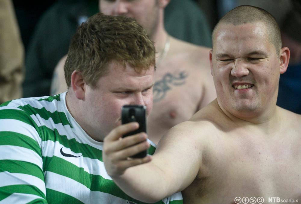 En Celtic-fan tar en selfie på tribunen. Foto.