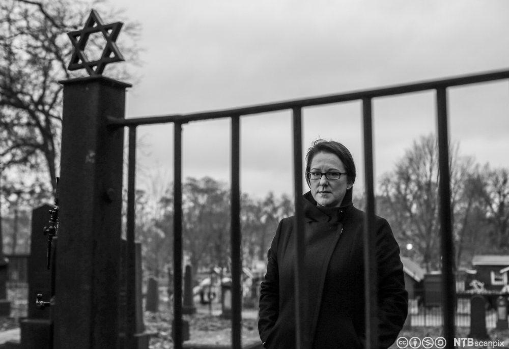 Journalist, kommentator og forfatter Marte Michelet har fått strålende kritikker og er nominert til Brageprisen for boken Den største forbrytelsen. Her fotografert ved den jødiske gravlunden ved Sofienbergparken.