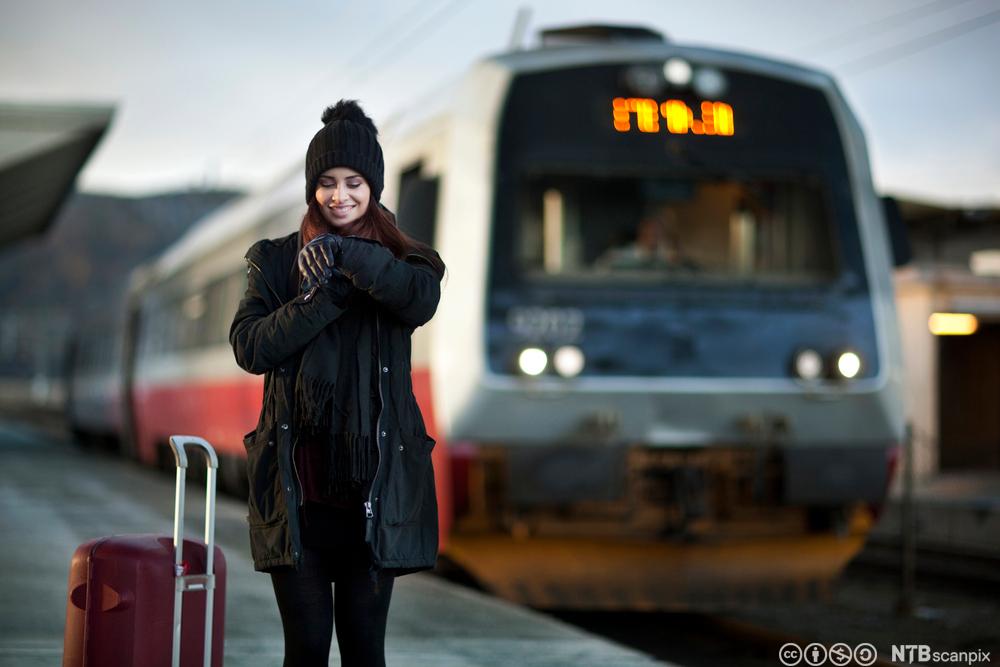 Kvinne skal reise med tog. Foto.