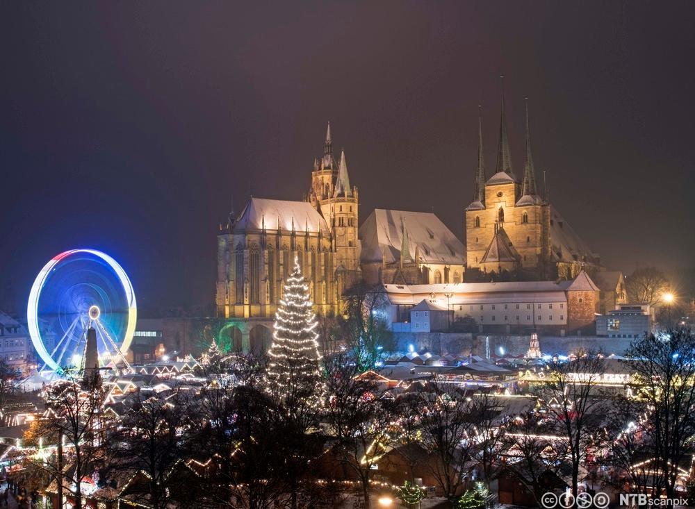 Oversiktsbilde over julemarkedet i Erfurt, med domkirken og St. Severi-kirken i bakgrunnen.