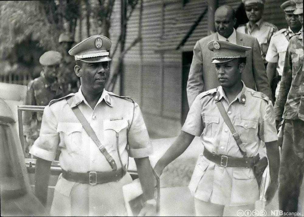 Leder for militærkuppet i Somalia i 1969, General Mohammed Siad (Siad Barre) sammen med sin adjutant i Mogadishu i 1969. Foto.