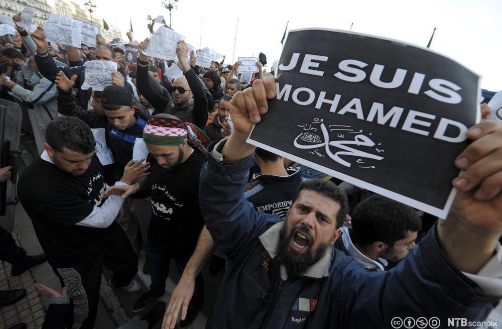Algerisk protest mot Charlie Hebdos karikatur av Mohammes. Foto.