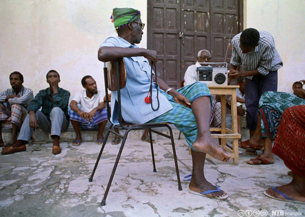 Somaliere i Mogadishu samlet rundt en radio for å høre BBC news på somali under borgerkrigen i 1992.