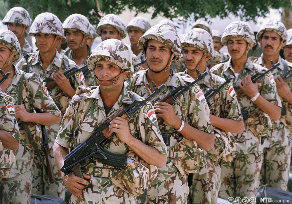 Egyptiske soldater i Somalia i 1992 for å sikre nødhjelpsforsyninger. De var en del av en FN-styrke. Foto.