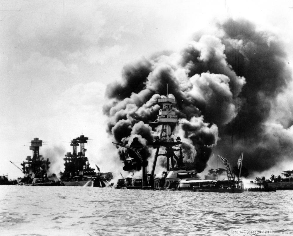 Tre amerikanske krigsskip er truffet etter Japans angrep på Pearl Harbor, 7. desember 1941. Foto.