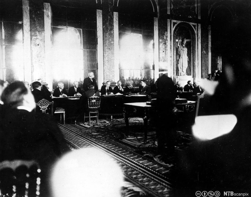 Samling i Speilsalen i Versailles for å undertegne Versaillestraktaten, fredsoppgjøret etter 1. verdenskrig, juni 1919. Foto.