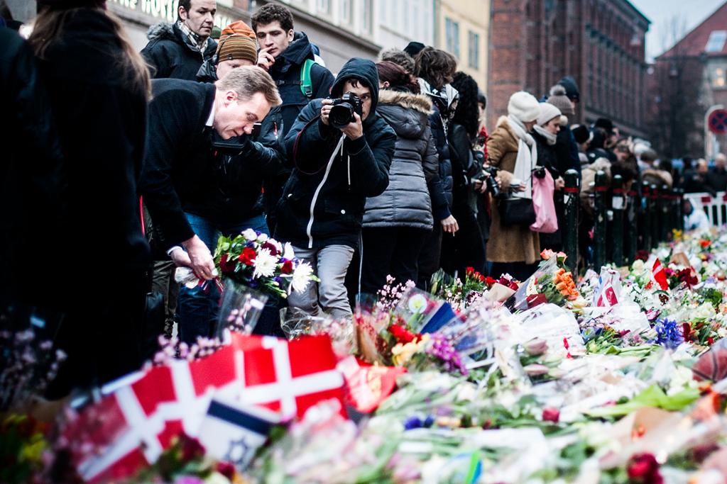 Børge Brende legger ned blomster uten for en synagoge. Foto.