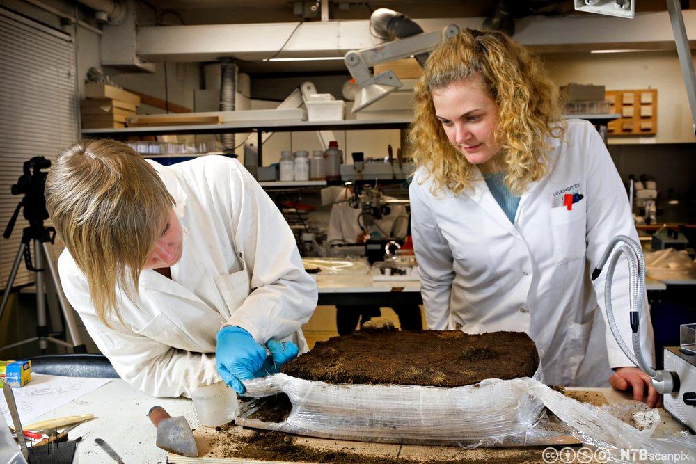 Sara Gummesson og Kristin Eriksen viser fram en kroppsdel fra Brunstadmannen eller - kvinnen som det antas er 800 år gammel. Foto.