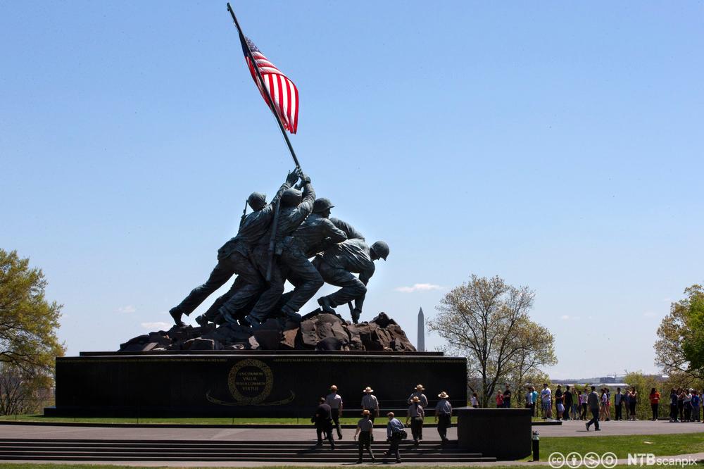 Minnesmerke på Arlington Memorial som viser flagget på Iwo Jimag. Fotografi.