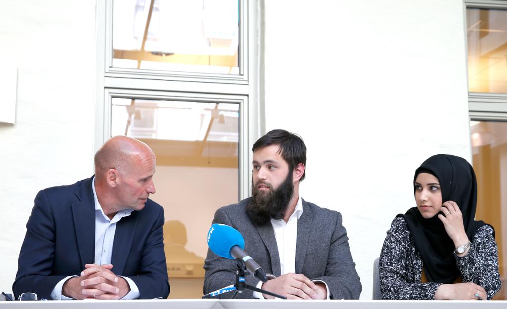 Styreleder i JustUnity Geir Lippestad, sammen med stifterne av Just Unity Yousef Bartho Assidiq og Faten Mahdi Al-Hussaini (20. Foto.