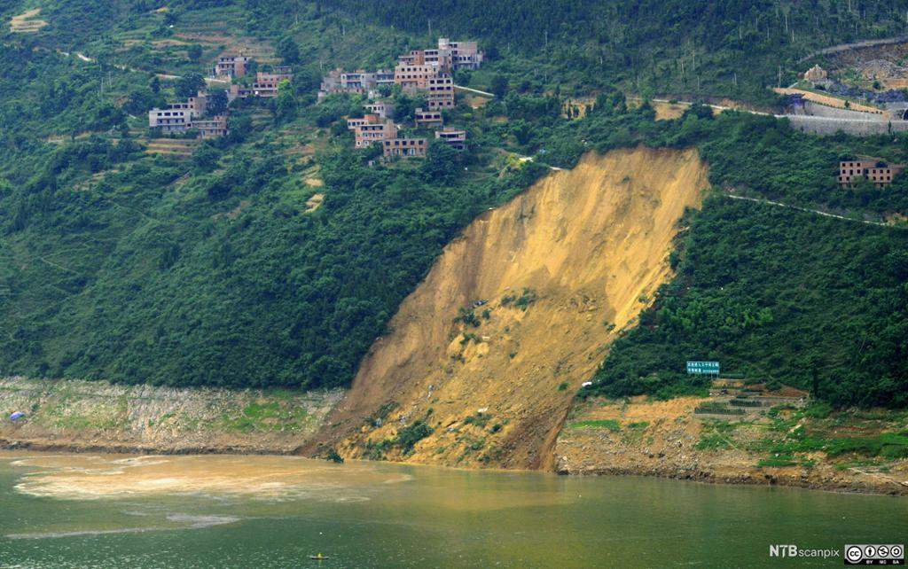 Jordras uti Daning-elva i Wushan county, Chongqing, Kina. Foto.