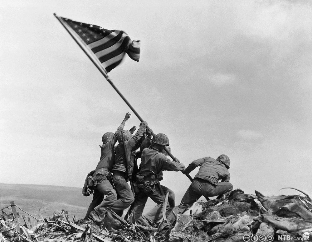 Amerikanske soldater reiser det amerikanske flagget etter slaget på Iwo Jima, februar 1945. Foto.