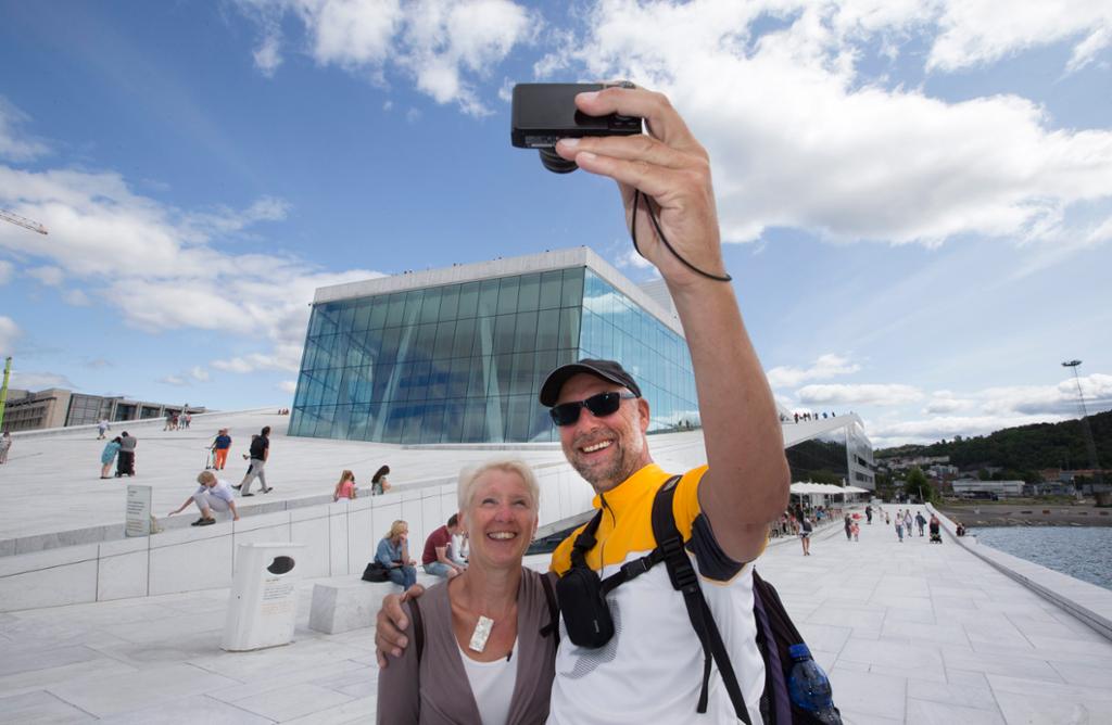 Turister tar selfie foran Operaen i Oslo. Foto.