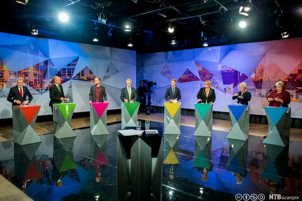 Åtte norske partiledere i tv-studio gjør seg klare til debatt. Foto.