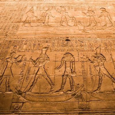 Inngravert utsmykning i egyptisk tempel for guden Horos. Foto. 