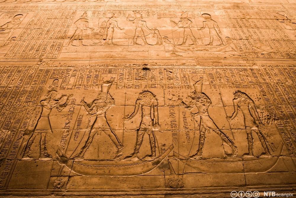 Inngravert utsmykning i egyptisk tempel for guden Horos. Foto.