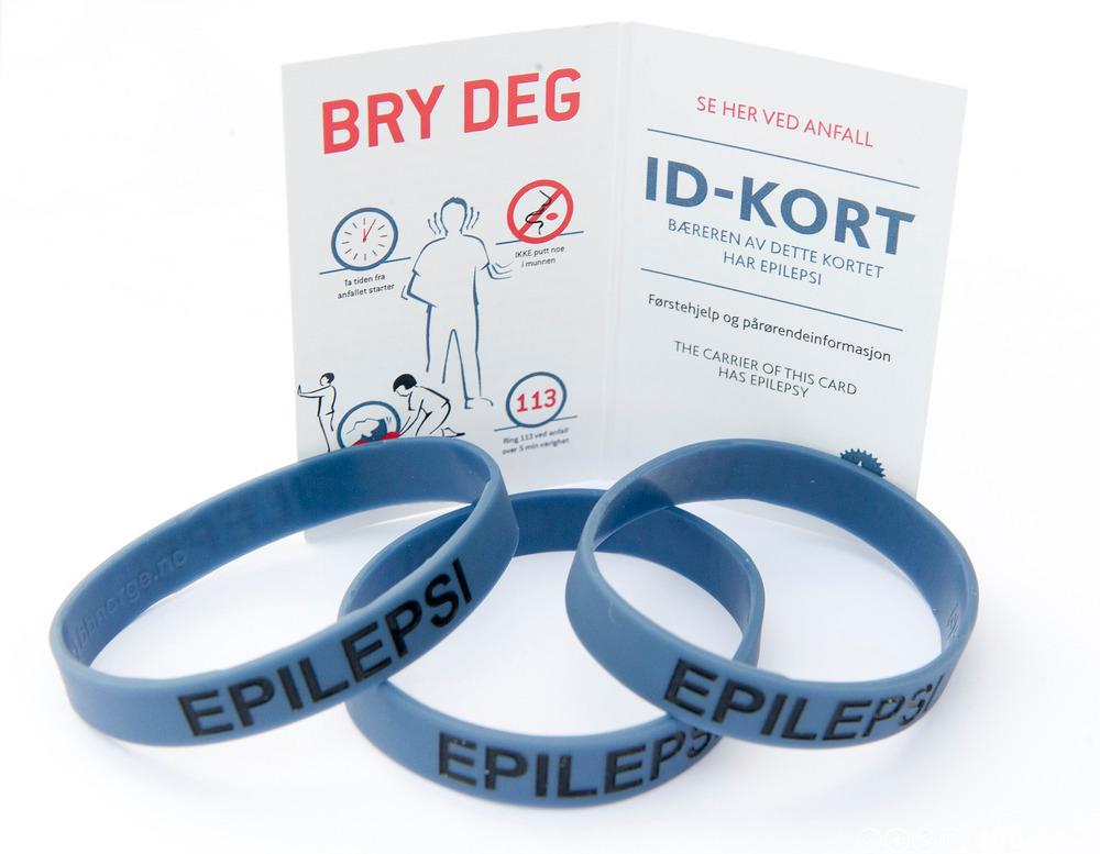 Identitetsarmbånd og ID-kort for personer med epilepsi. Foto.