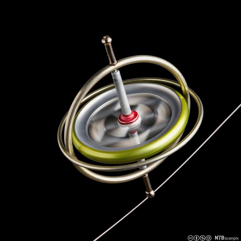 Gyroskop – et instrument som ligner en snurrebass, men kan rotere om flere akser for å finne likevekt. Illustrasjon.