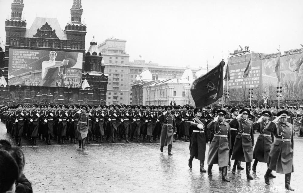 Markering av 60-årsjubileet for oktoberrevolusjonen i Moskva i 1977. Stor parade med soldater fra Den røde armé. Foto.
