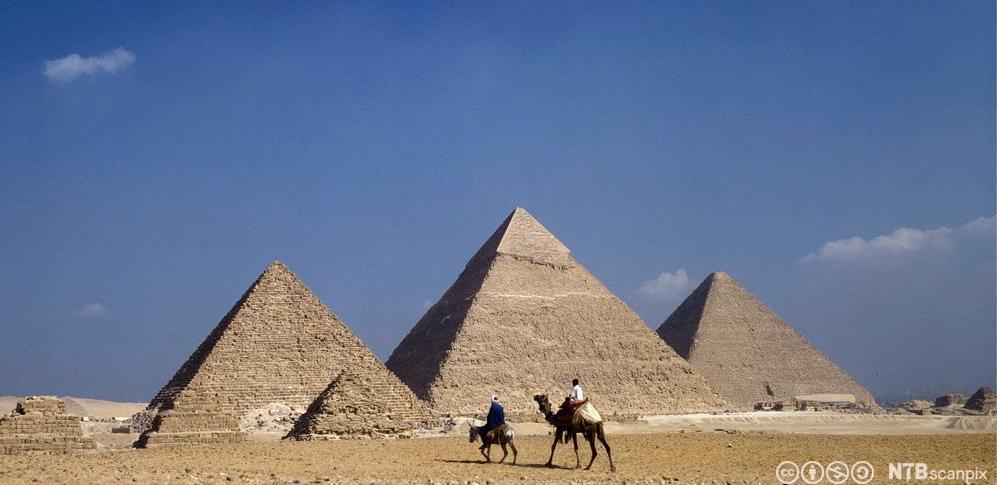 Fire pyramider i ulike størrelser. Foto.