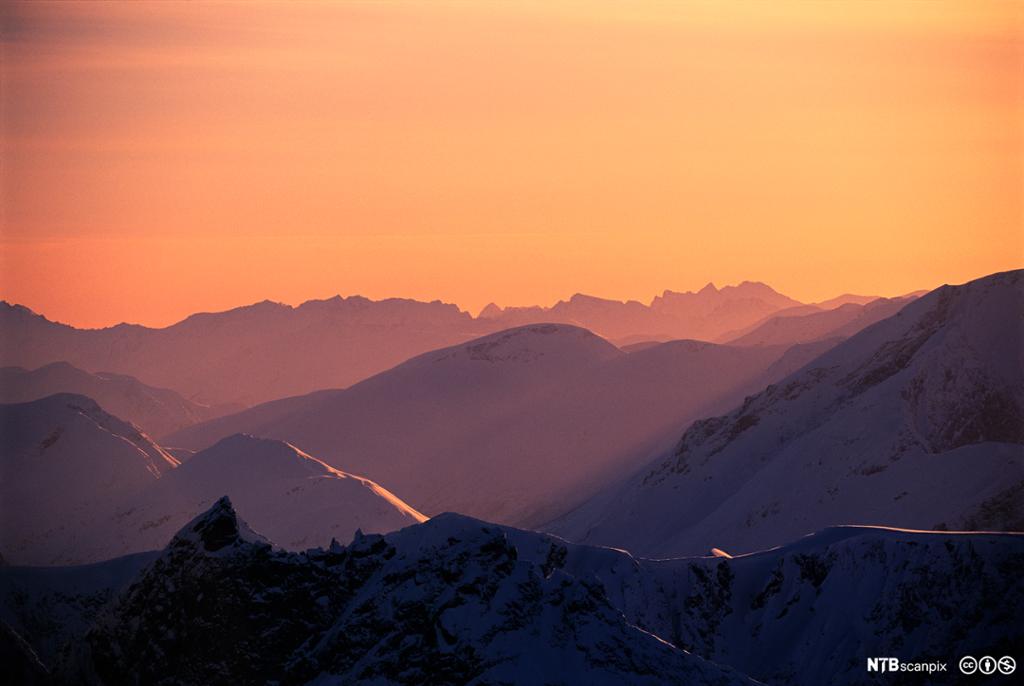 Solnedgang over Trolltindene. Foto.