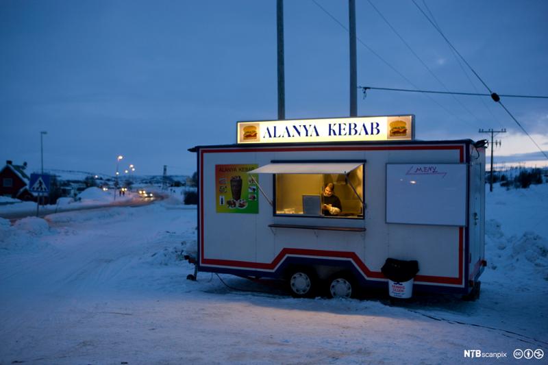 Kebab-kiosk plassert i landlig vinterlandskap. Foto.