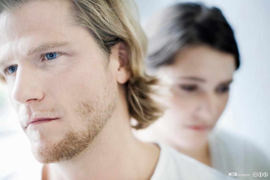 Ung mann med ryggen til ung kvinne. Foto.
