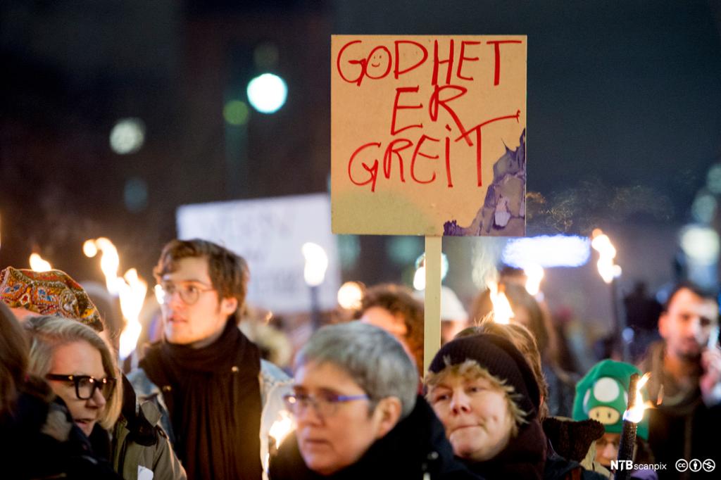 Demonstrasjob med plakat som sier at godhet er greit. Foto.