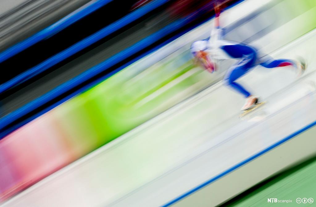 En skøyteløper i aksjon under verdenscupen på skøyter. Foto.