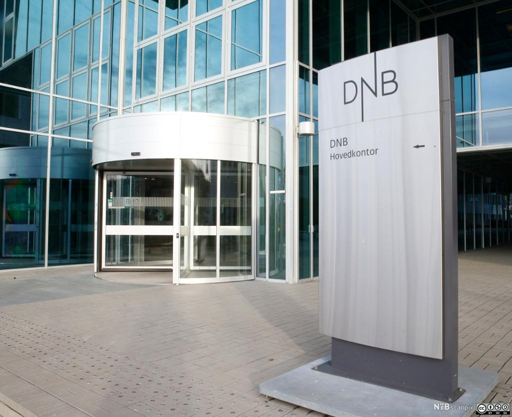 Bilde av et vindu med salgsprospekter for DNB Nor Eiendom