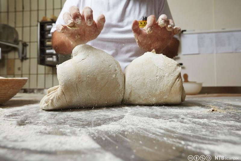 En baker jobber med gjærdeig. Foto.
