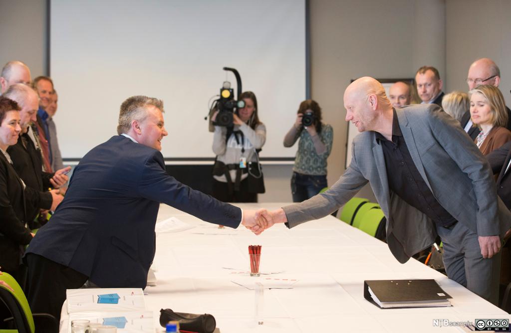 Jørn Eggum fra Fellesforbundet og Stein Lier-Hansen fra Norsk Industri hilser på hverandre ved starten av lønnsforhandlingene i 2016. Foto.