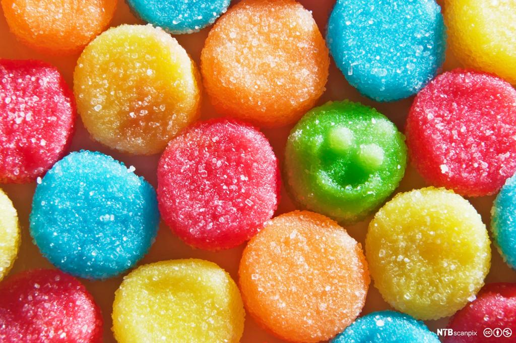 Sukkertøy i ulike farger. Foto.