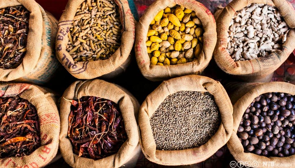 Tørket krydder og nøtter på et gatemarked i India. Foto.