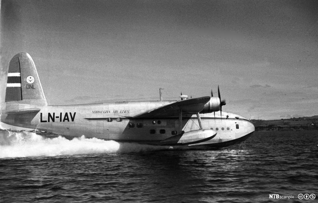 Sjøfly i luften rett etter avgang. Foto.