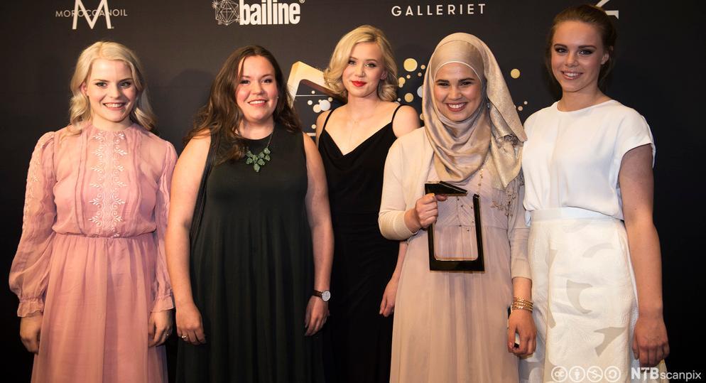 Jentene i NRK-serien Skam med Gullruten-prisen. Foto.