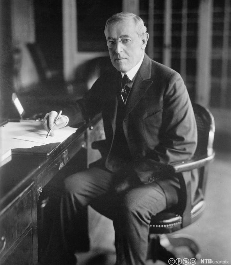 President Woodrow Wilson sit ved arbeidsbordet sitt, cirka 1910. Foto.