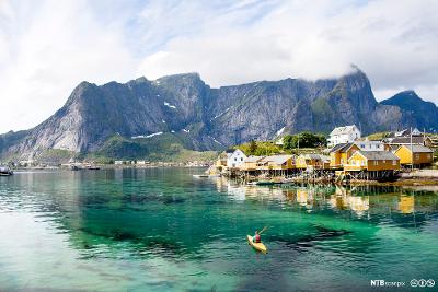 Kajakpadler ved en havn i Lofoten. Foto.