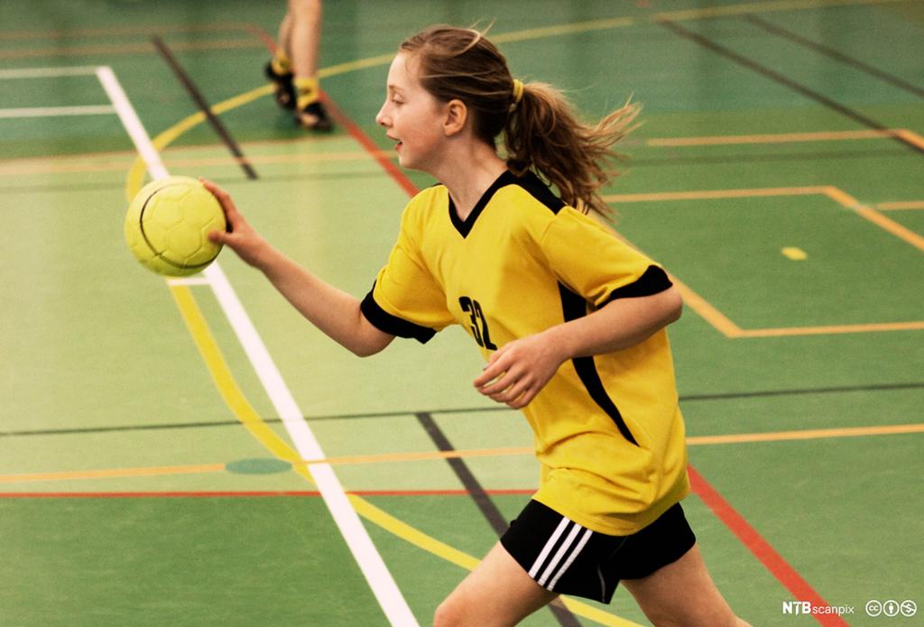 Jente spiller håndball. Foto.