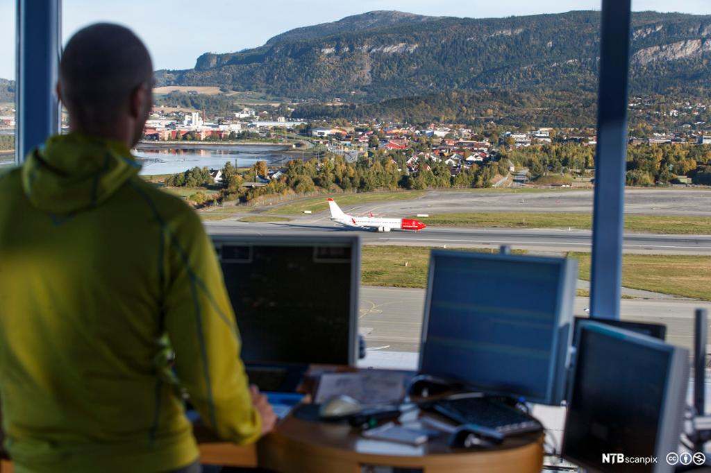 Flygeleder i flytårnet på Værnes. Foto.