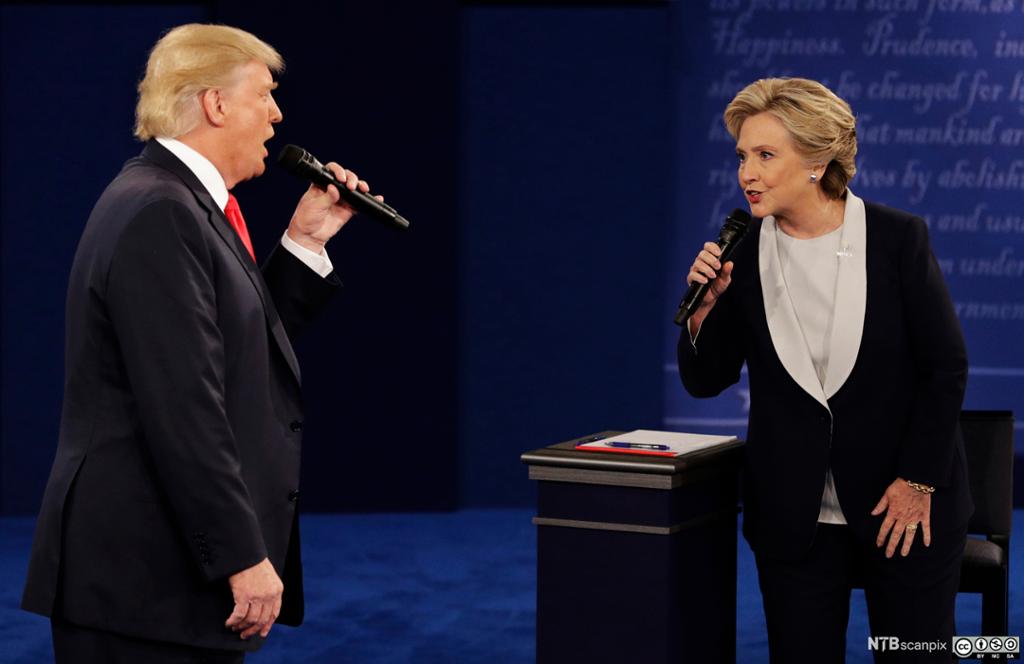 Donald Trump og Hillary Clinton debatterer mot hverandre. Foto.