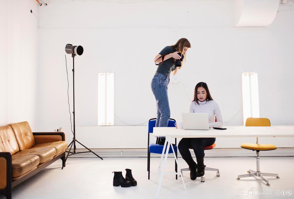 To designere fotograferer objekter i studio. Foto.